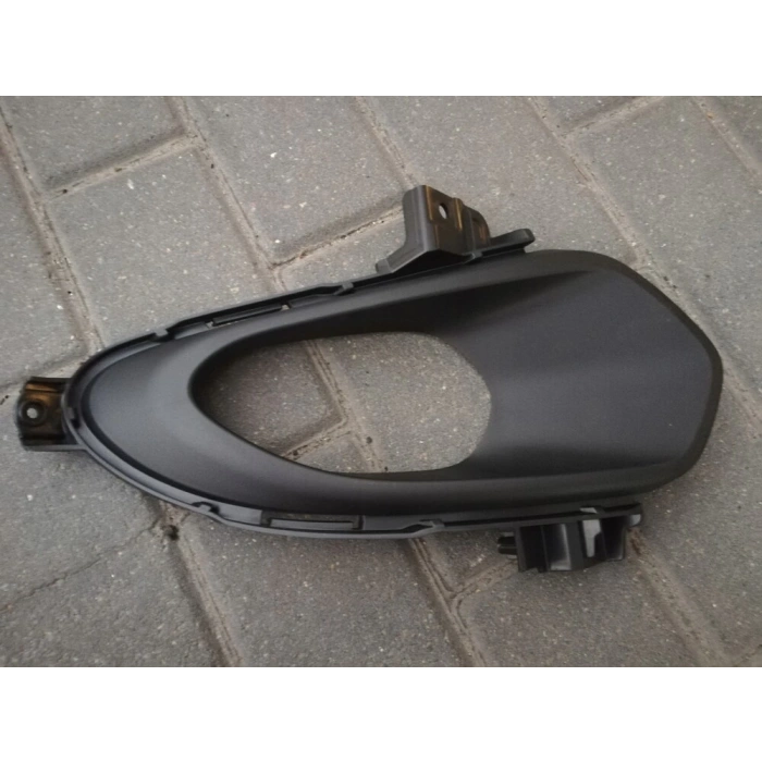Hyundai i30 2016 sonrası sol sis lamba çerçevesi (sisli gündüz farlı tip) Oem No (86563G4040)