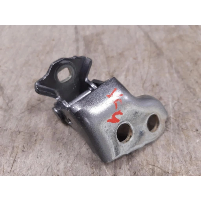 Clio Ön Kapı Menteşesi Alt Sol Hatchback 2019- Oem No (804006726R)