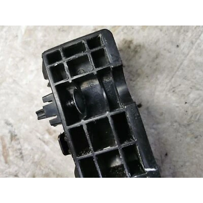 İ20 Ön Tampon Braketi Sol 2020- Oem No (86551Q0000)