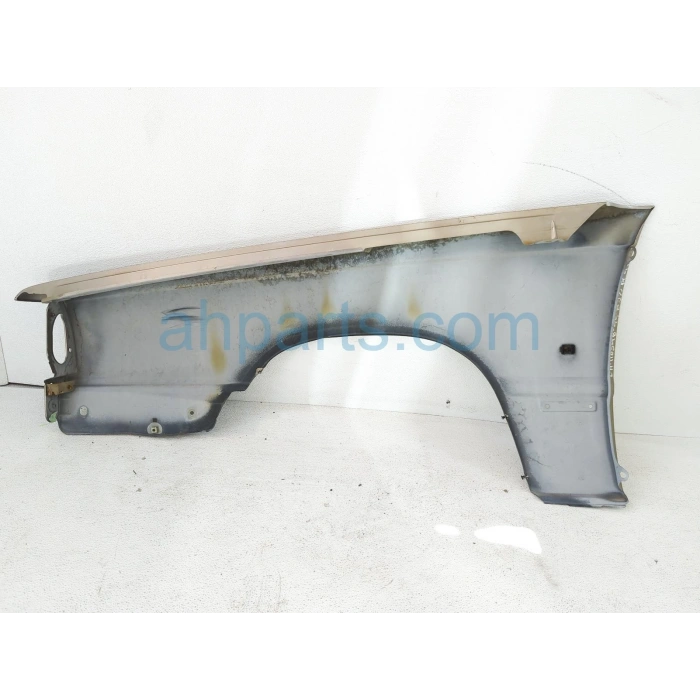 Volvo 840-850 Ön Çamurluk Delikli Sağ 1992-1996 (Oem No:  9152602)