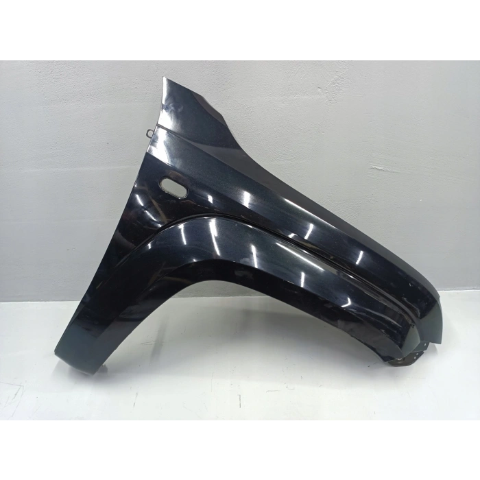 Volkswagen Amarok Ön Çamurluk Sağ 2016- (Oem No:  2H6821102)