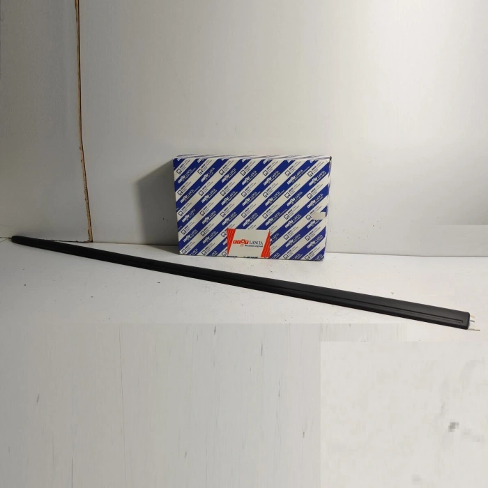 Fiat Grande Punto Ön Kapı Bandı Sağ 2006- (Oem No:  735410815)