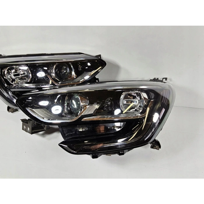 Renault Megane Ön Far Eltouch Sağ 2016- (Oem No:  260102686R)
