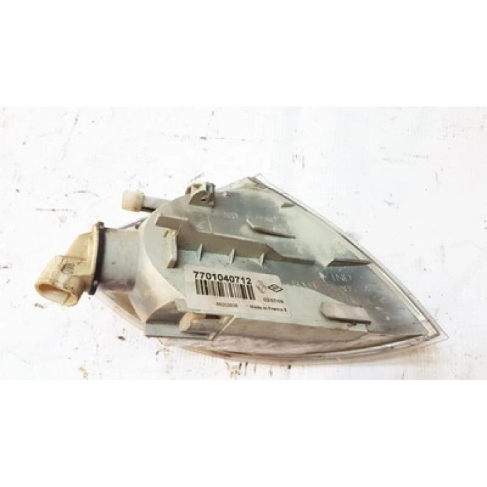 Renault Megane/Scenic Ön Sinyal Sol 1995-1999 (Oem No:  7701040712)