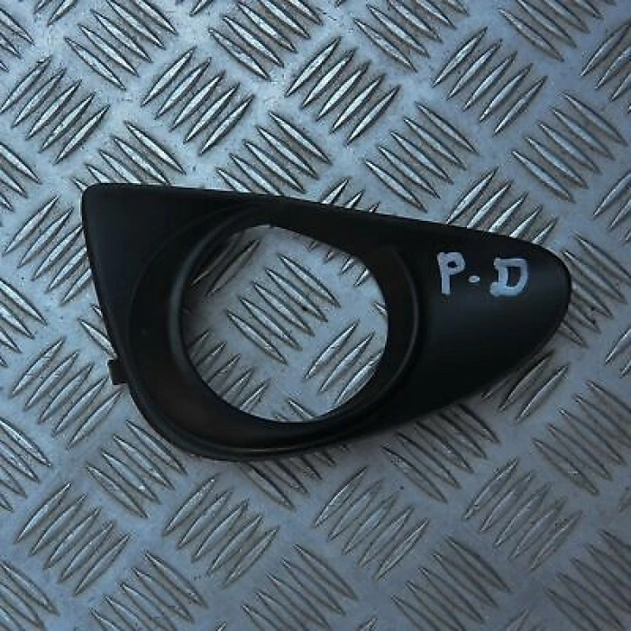 Toyota Yaris Ön Sis Lamba Kapağı Delikli Sağ 2011- (Oem No:  814810D140)