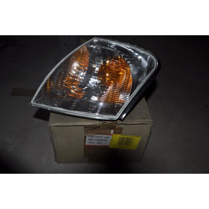 Mitsubishi Space Star Ön Sinyal Sağ 1999-2000 (Oem No:  Mr245518)