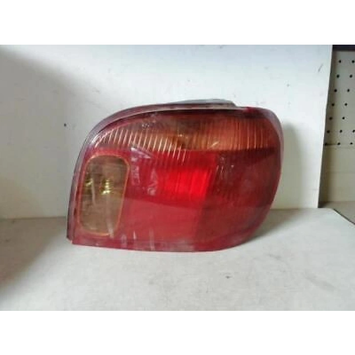Toyota Yaris Arka Stop Sağ 1999-2002 (Oem No:  8155052130)