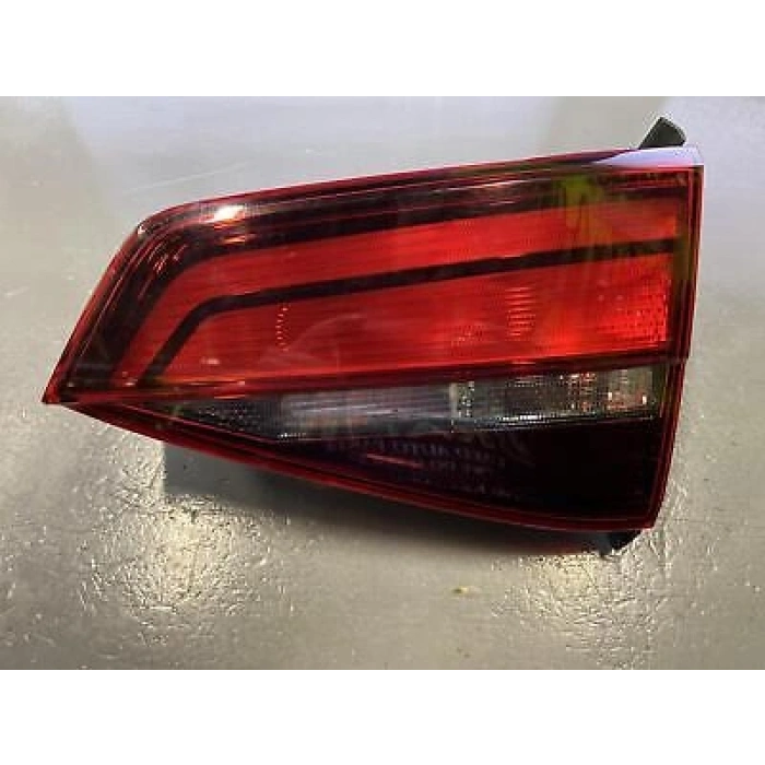 Volkswagen Jetta Arka Stop İç Sıyah Sağ 2014- (Oem No:  5C6945094H)