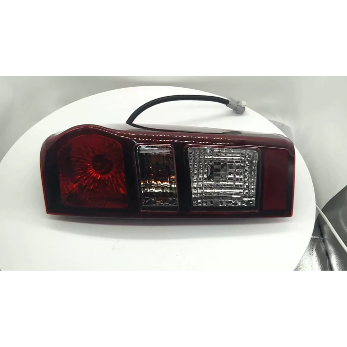 İsuzu D-Max Arka Stop Ledlı Sağ 2017- (Oem No:  8-98233092-2)