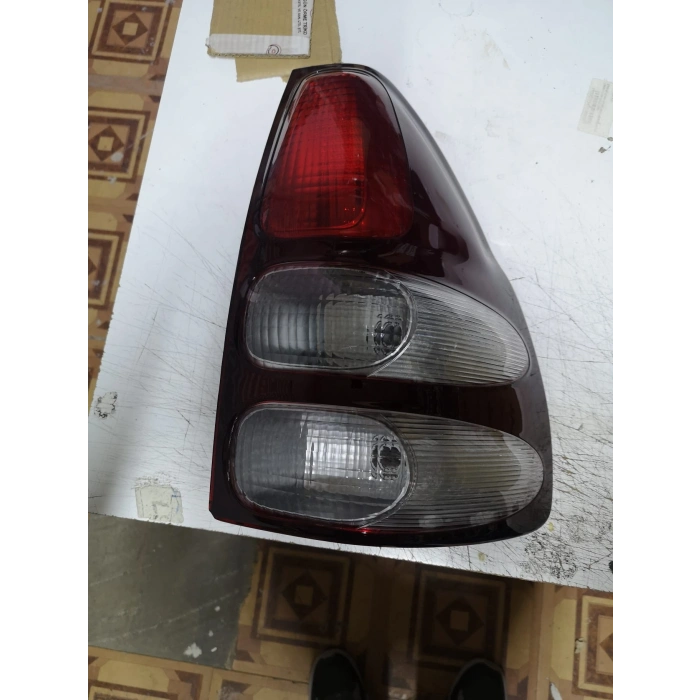 Toyota Land Cruiser 2003-2009 Stop Lambası Sağ Prado uç kısmı kırık (J12) (Oem No: 81551-60700)
