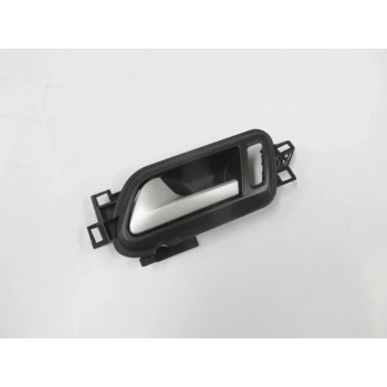 Volkswagen Amarok- 17/20; Ön Kapı İç Açma Kolu Sol Siyah (Elceği Gümüş Gri) (Hushan) (Oem No: 2H0837113Dubn)