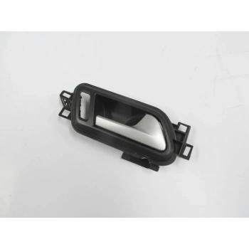 Volkswagen Amarok- 17/20; Ön Kapı İç Açma Kolu Sağ Siyah (Elceği Gümüş Gri) (Hushan) (Oem No: 2H0837114Dubn)