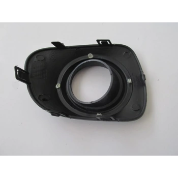 Mıtsubıshı L200- Pıck Up- 10/13; Sis Lamba Kapağı Sol Sis Delikli (Üst Çerçevesi Gri) (Fpı) (Oem No: 6400C174T)