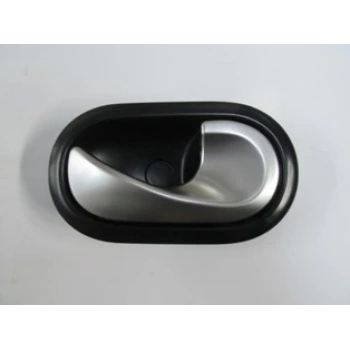 Renault Kangoo- 3- 08/13; Ön Kapı İç Açma Kolu Sağ Siyah (Elceği Gümüş Gri) (Oem No: 8200735218)