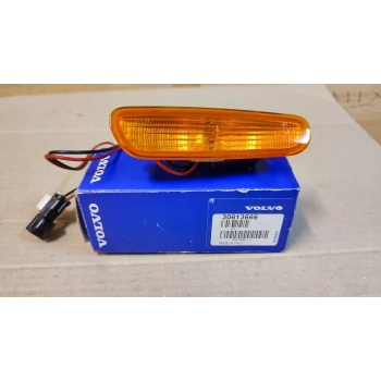 Volvo S-40/V-40 1998-2000 Çamurluk Sinyali Sağ  (Oem No:30613666)