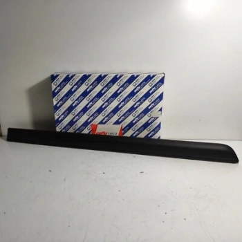 Grande Punto 2005- Kapı Bandı Arka Sağ Oem No (735410828)