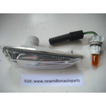 Opel Astra J Ön Çamurluk Sinyali Hatchback Sağ 2009-  (Oem No:  13273104)