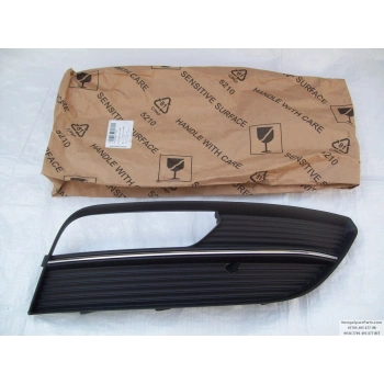 Audi A3 Ön Sis Lamba Kapağı Delikli Hatchback Sağ 2012-  (Oem No:  8V3807682A9B9)