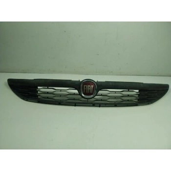 Fiat Doblo Ön Panjur Sıyah Bandlı 2015- (Oem No:  735615595)