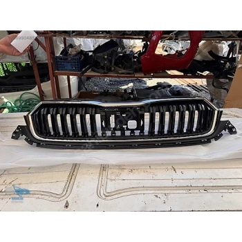 Skoda Octavia (2024 Yılında Çıkan Kasa) Ön Panjur Nikelaj Çerçeveli Radar Kapaklı (Oem No: 5E3853653C)