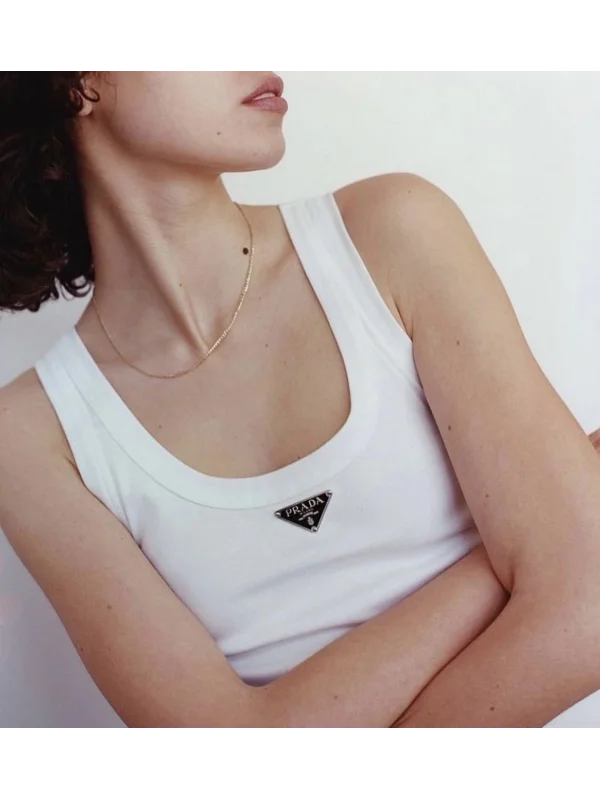 Kadın Marka Muadil  Amblemli Pratik Kesim Ribana Bluz Şık Tasarım, Modern Fit Body