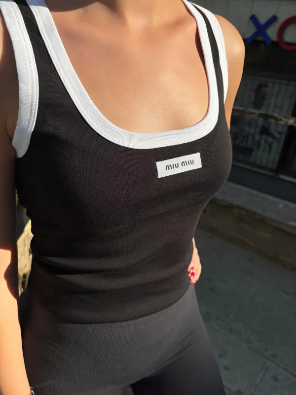 Kadın Marka Muadili Günlük Spor Amblemli Askılı Atlet Sıfır Kol Bluz Fit Kesim Kontrast Biye Detaylı