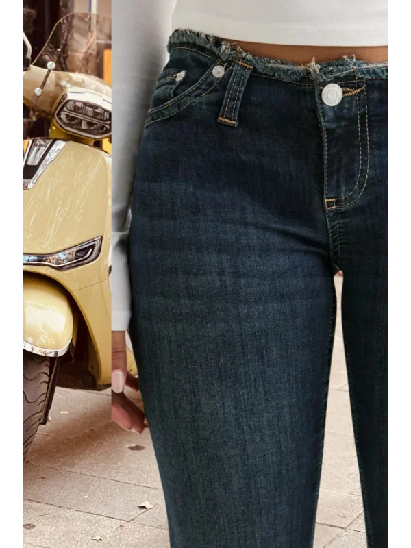 Kesik Düşük Bel Detaylı Kot Pantolon