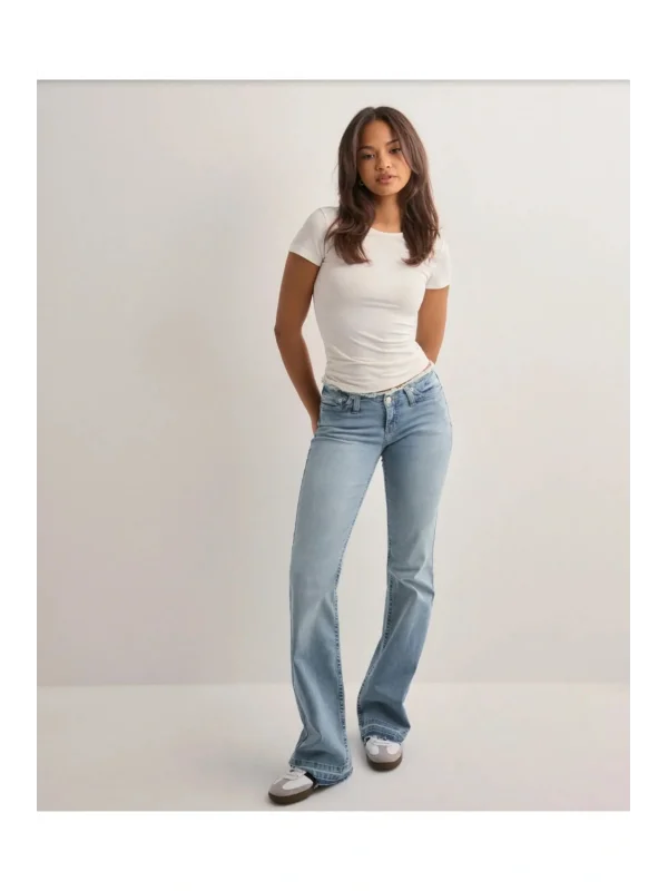 Kesik Düşük Bel Detaylı Kot Pantolon