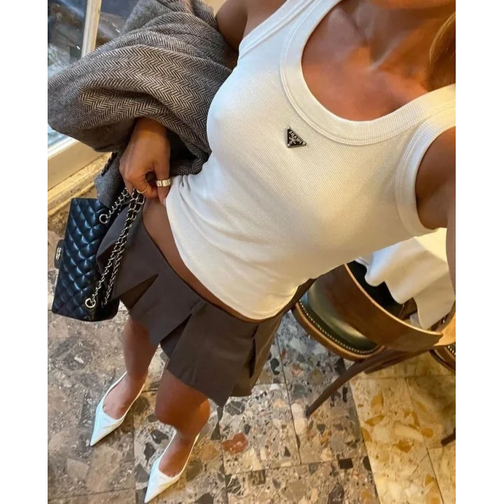 Kadın Marka Muadil  Amblemli Pratik Kesim Ribana Bluz Şık Tasarım, Modern Fit Body