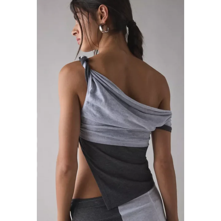 Asimetrik Tasarımlı Kontrast Renkli Crop T-Shirt