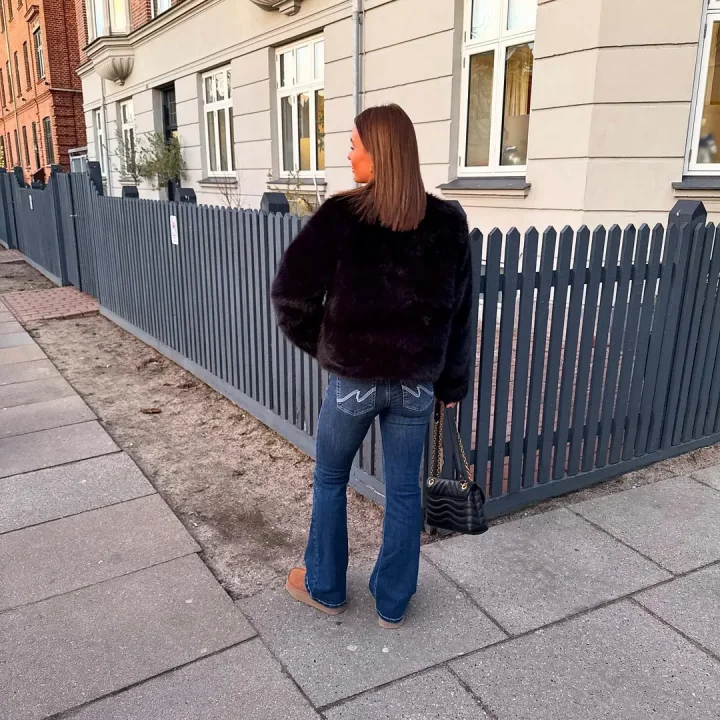Düşük Bel Bootcut Arka Cep Detaylı Koyu Kot Pantolon
