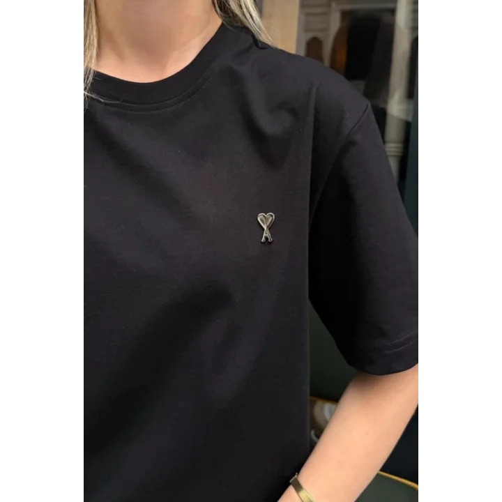 Kalp Nakış Detaylı Oversize Siyah Tişört – Rahat ve Şık Günlük Stil