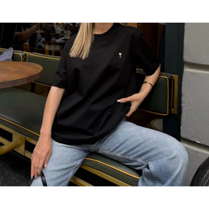 Kalp Nakış Detaylı Oversize Siyah Tişört – Rahat ve Şık Günlük Stil