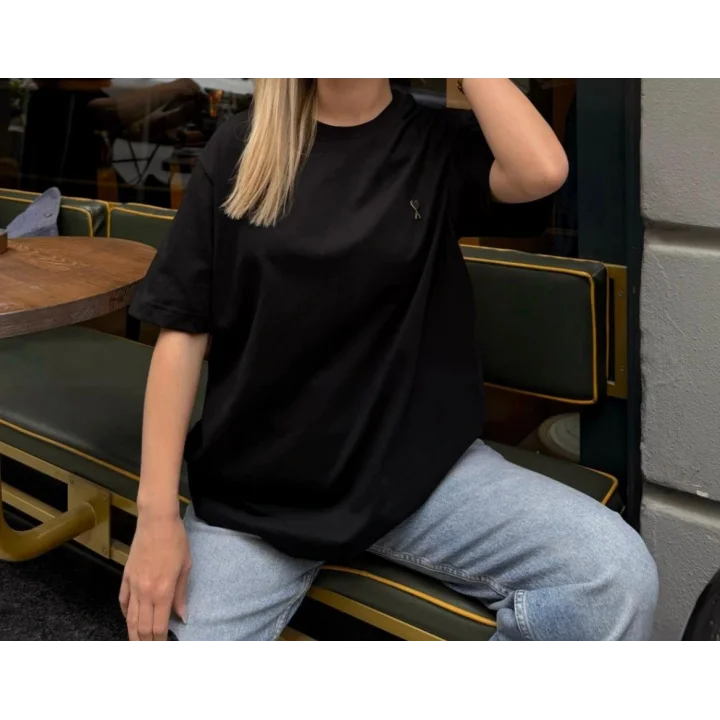 Kalp Nakış Detaylı Oversize Siyah Tişört – Rahat ve Şık Günlük Stil