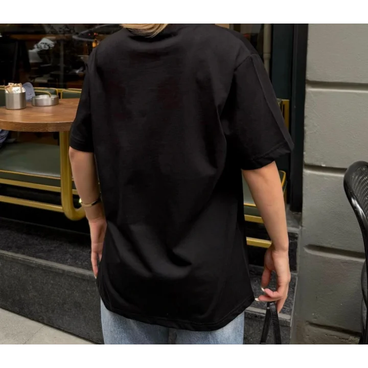 Kalp Nakış Detaylı Oversize Siyah Tişört – Rahat ve Şık Günlük Stil