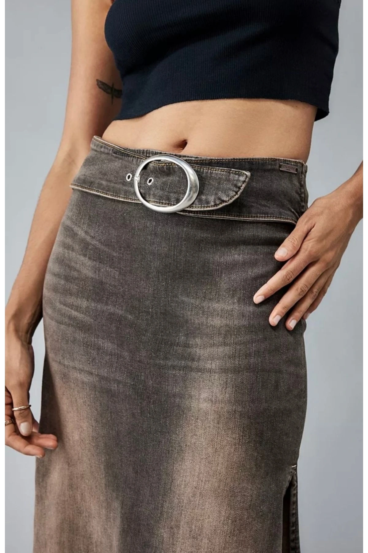 İki Yanı Yırtmaçlı Kemerli Denim Maxi Etek Kahve