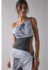Asimetrik Tasarımlı Kontrast Renkli Crop T-Shirt