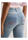 Düşük Bel Arka Cep Pembe Dikiş İşlemeli İspanyol Paça Jean