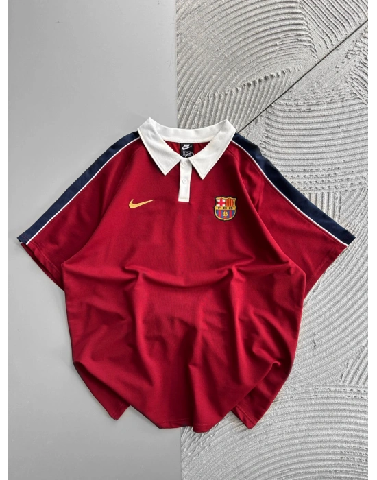 POLO YAKA BARCA KOL ŞERIT DETAY NAKIŞLI OVERSIZE TSHIRT KIRMIZI