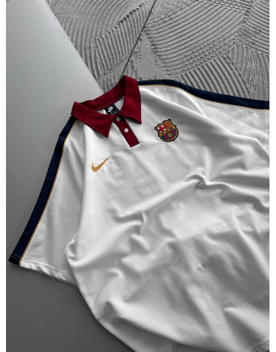 POLO YAKA BARCA KOL ŞERIT DETAY NAKIŞLI OVERSIZE TSHIRT BEYAZ