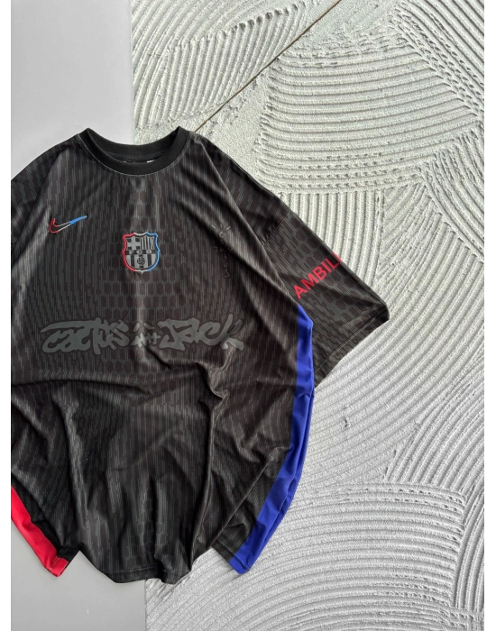 BİSİKLET YAKA NK BARCA NAKIŞLI FORMA OVERSİZE TSHİRT SİYAH