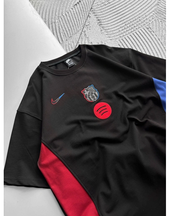 BİSİKLET YAKA NK HOLOGRAM NAKISLI YANDAN PARCALİ OVERSİZE TSHİRT SİYAH