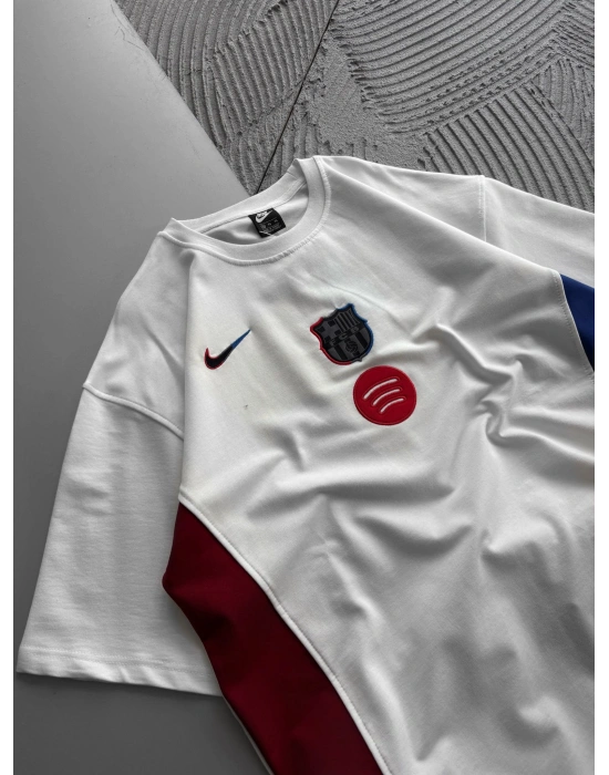 BİSİKLET YAKA NK HOLOGRAM NAKISLI YANDAN PARCALİ OVERSİZE TSHİRT BEYAZ