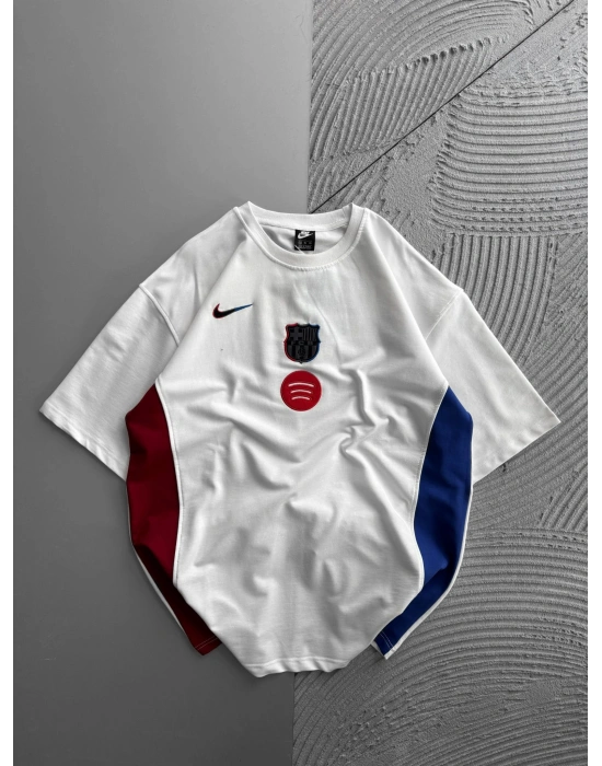 BİSİKLET YAKA NK HOLOGRAM NAKISLI YANDAN PARCALİ OVERSİZE TSHİRT BEYAZ