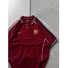 POLO YAKA YAN-ORTA BİYELİ CİFT NAKIŞLI BARCA OVERSİZE TSHİRT BORDO
