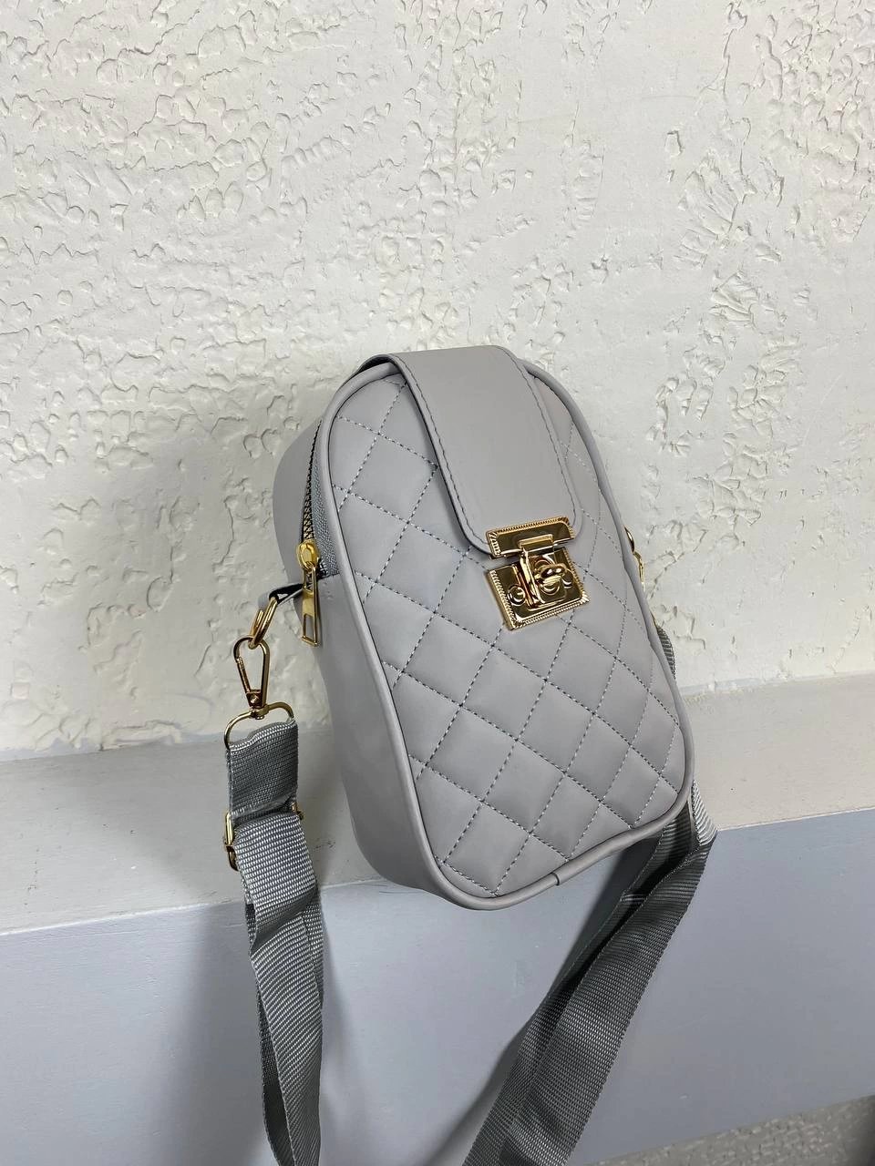 Açık Gri Renk Kilit Fermuarlı Çapraz Çanta