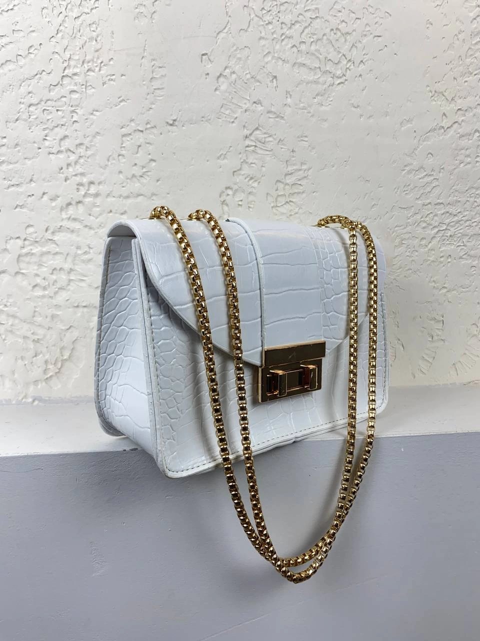 Beyaz Kalıp Zincir Detaylı Çapraz Çanta