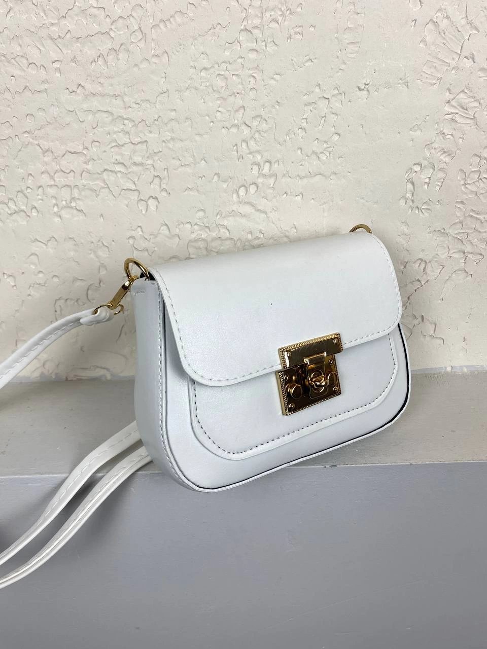 Beyaz Renk Kilitli Çapraz Çanta