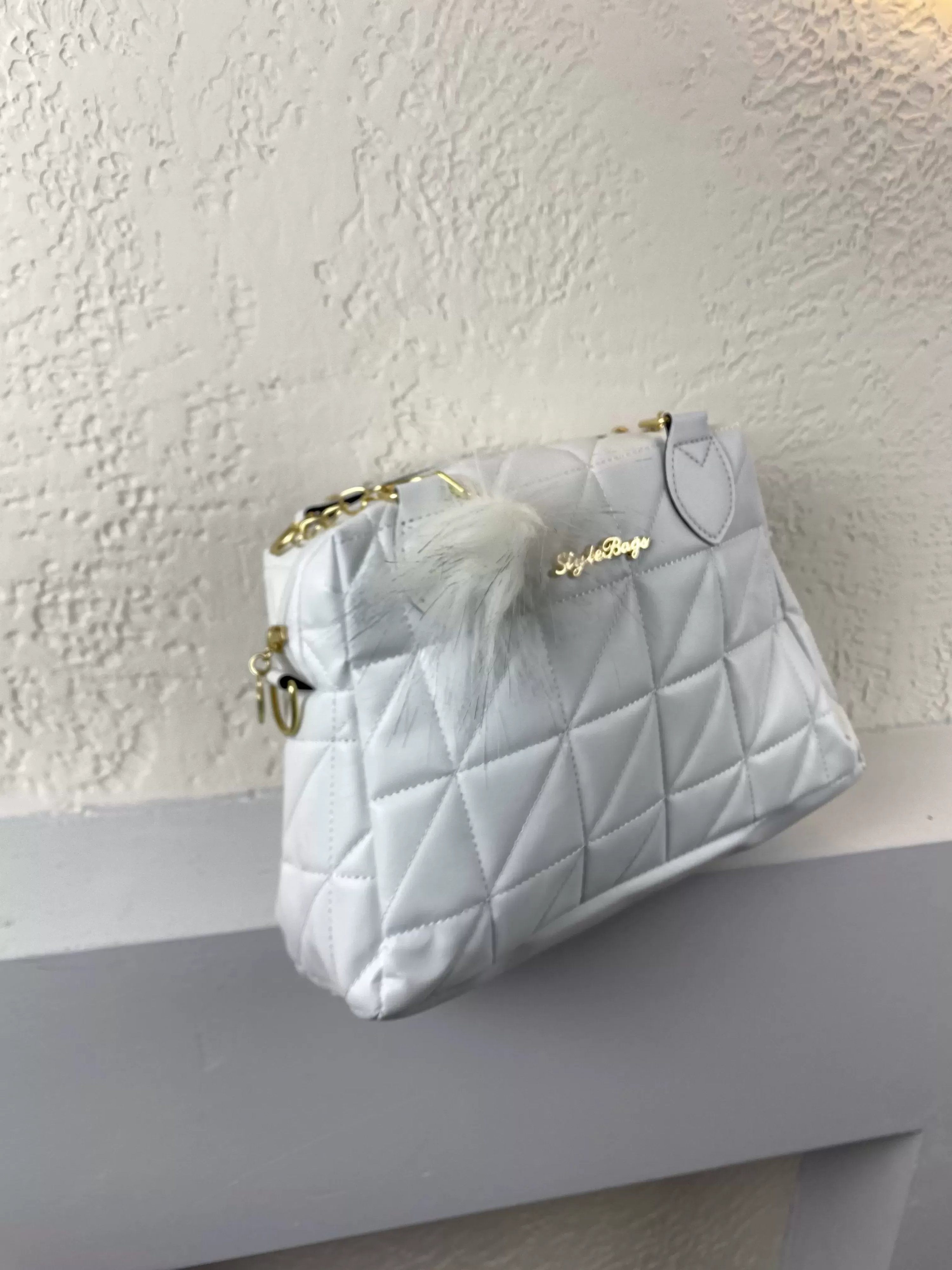 Beyaz Renk Ponpon hediyeli Zincirli Çapraz Çanta CB7826