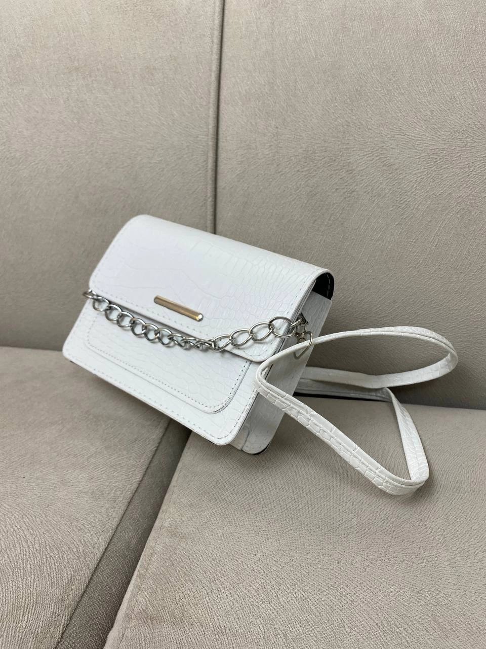 Beyaz Renk Zincir Detaylı Çapraz Askı Çanta